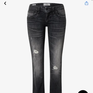 Svarta bootcut jeans från LTB - Jeans från LTB med slitna detaljer och bootcut passform. Modellen heter Valerie och har låg midja. Storlek 25/32 Ge gärna pris förslag!