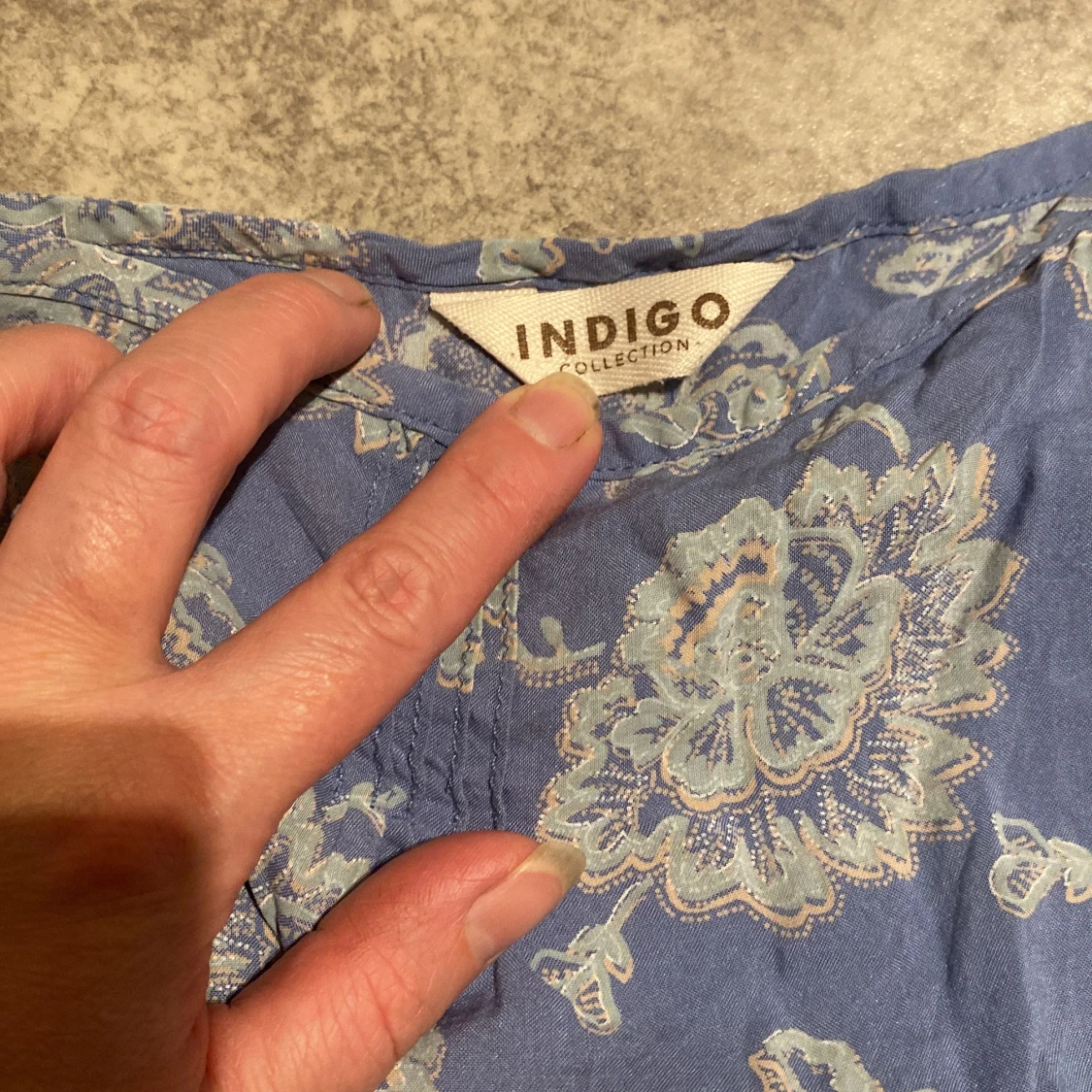 Blommig blå linnetopp från Indigo Collection - 1