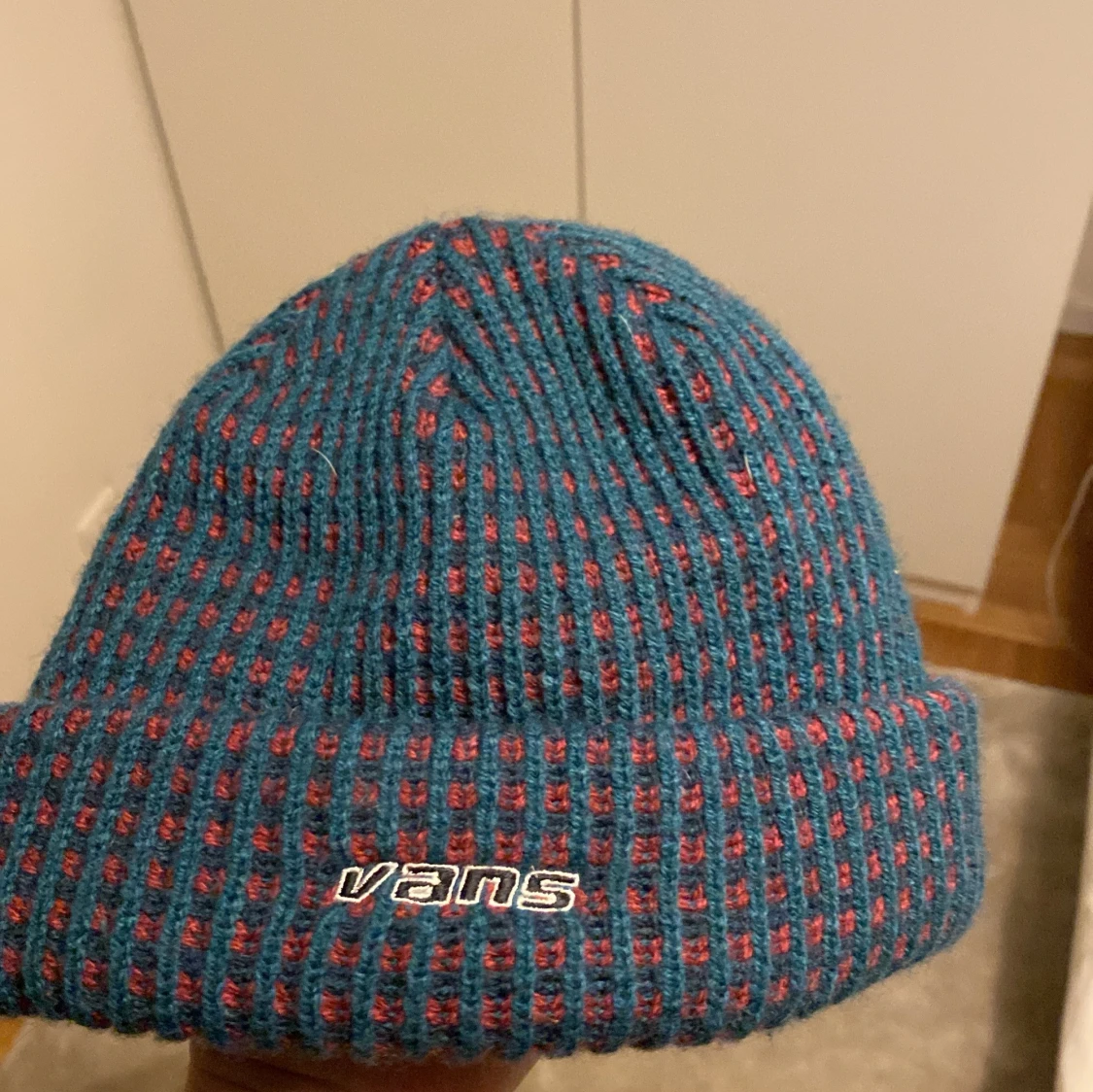 Blå och röd mössa från Vans