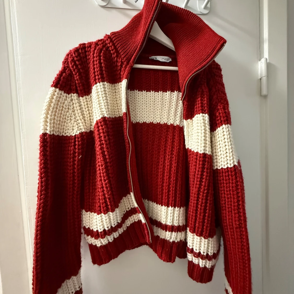 Rödvit randig stickad kofta