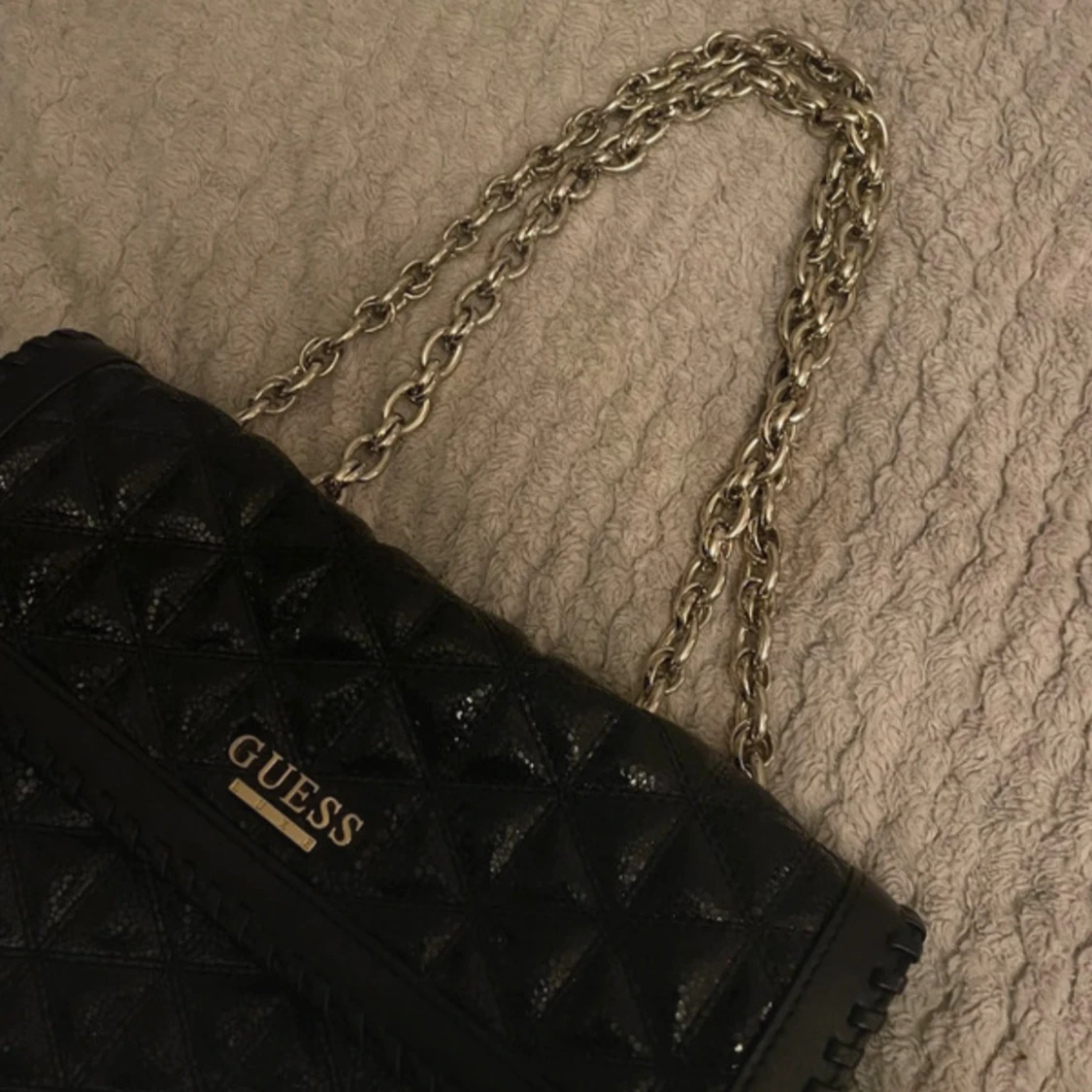 Svart quiltad axelväska från Guess - 2