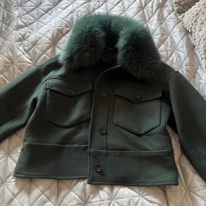 Mörkgrön teddyjacka med päls - Super fin mörkgrön meotine kappa💕