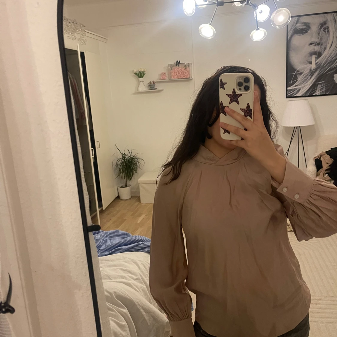 Beige blus med veckade ärmar - 2