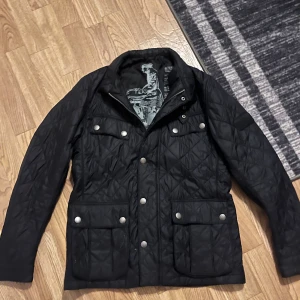 Svart quiltad jacka från Barbour M - Säljer min svarta quiltade jacka från Barbour som jag köpte på plick men säljer nu för jag inte använde den. Bra skick.