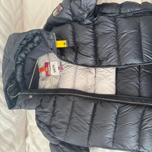 Svart pufferjacka Parajumpers Sheen - Snygg svart pufferjacka från Parajumpers,                    Helt ny knappas använd.                                                    Storlek S