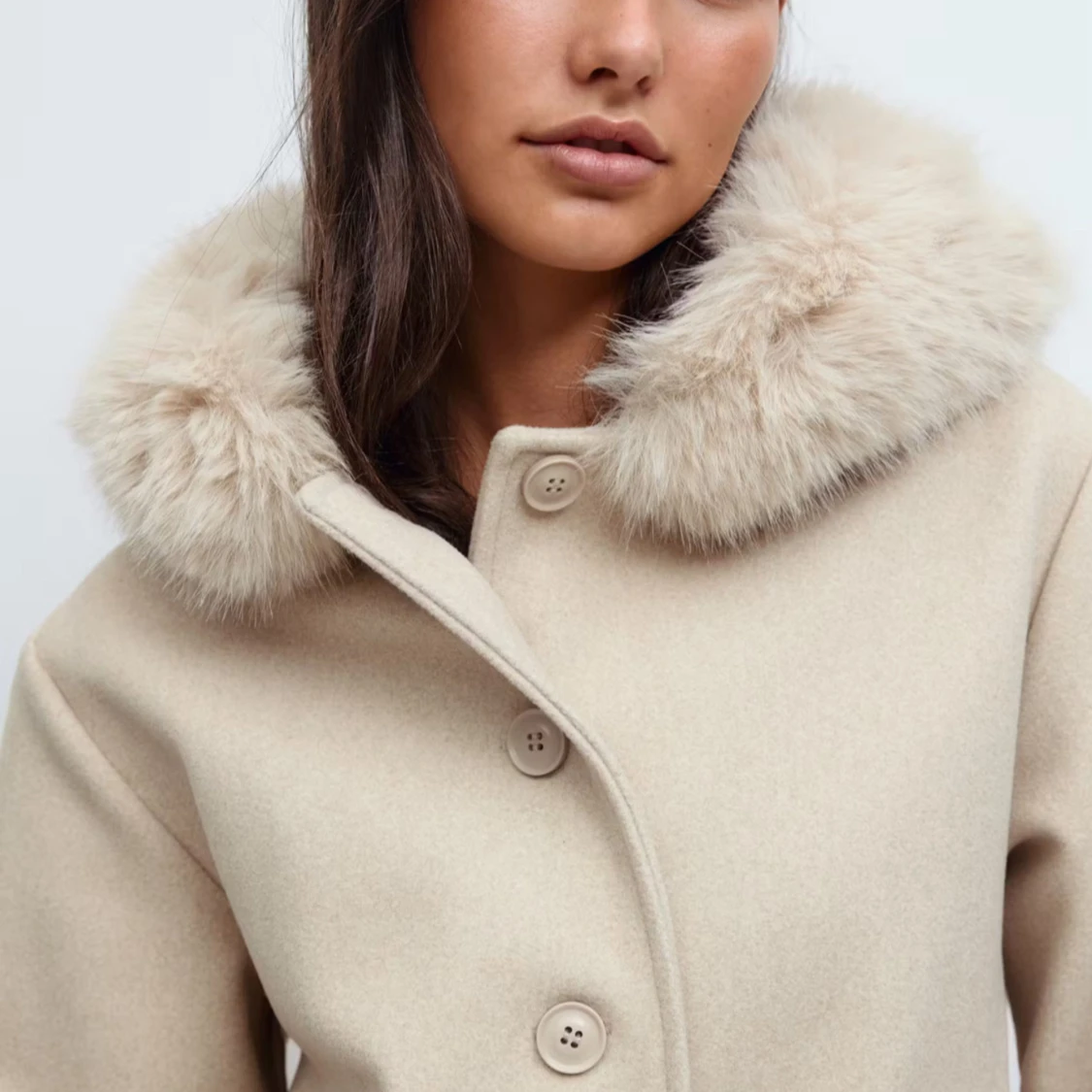Slutsåld!!!Använd få gånger! Beige kappa med fuskpäls-krage - 3