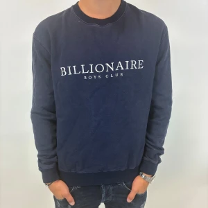 Billionaire boys club crewneck - Säljer en sjukt snygg crewneck från Billionaire boys club! Nypris vet jag inte, men några tusen, mitt pris 449, vilket är sjukt bra! Storleken på tröjan är M, hör av dig vid intresse! 