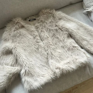 beige pälsjacka  - Beige pälsjacka från Gina Tricot! storlek m men passar mig som har xs/s😊🫶