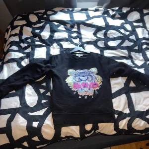 Kenzo tröja  - Hej! Säljer nu min gamla kenzo tröja eftersom att den har blivit för liten samt att jag har bytt klädstil. Tröjan är storlek Small och pris kan diskuteras vid snabb affär. Den finns i Fruängen! MVH Leon.