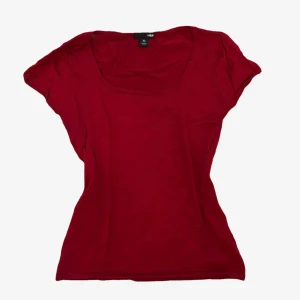 Röd topp❤️ - Söt röd topp med en liten defekt på framsidan men inget som syns!