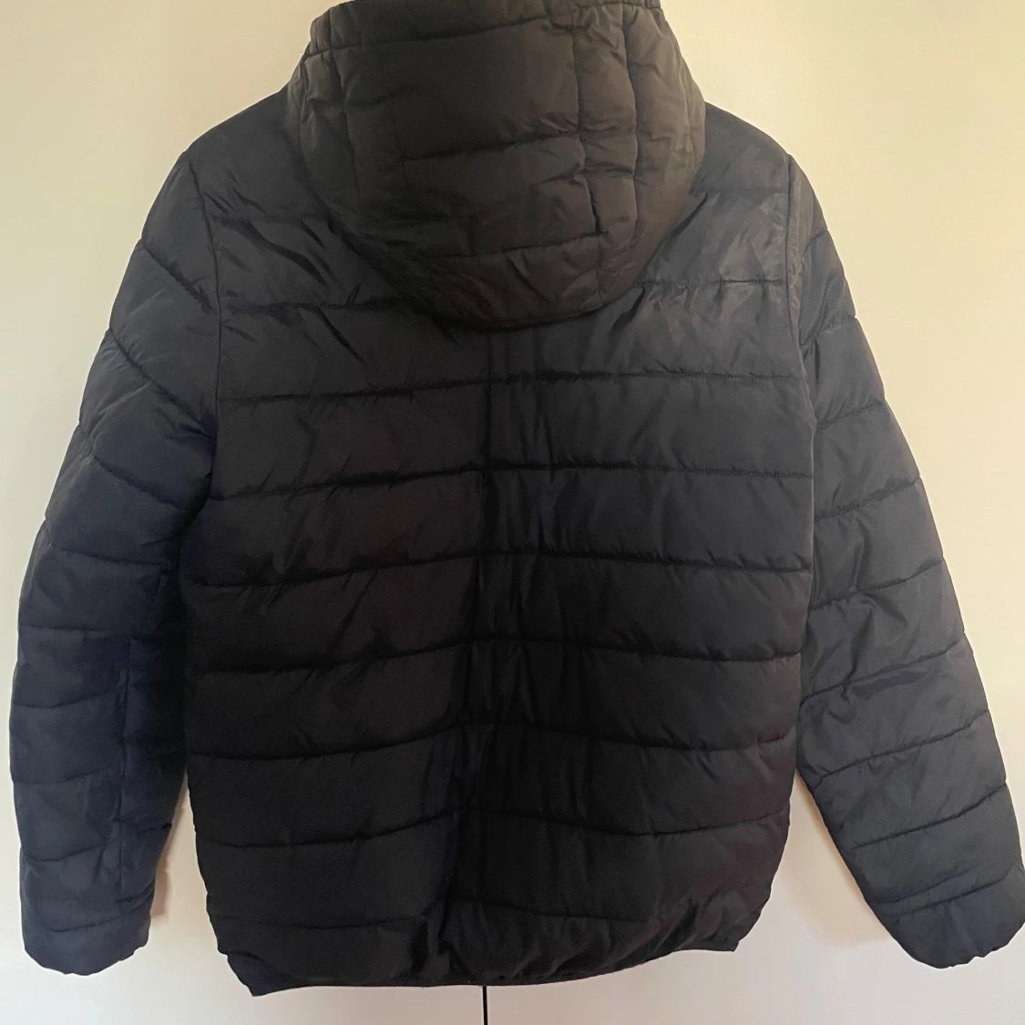 Mörkblå pufferjacka från Lyle & Scott - 1