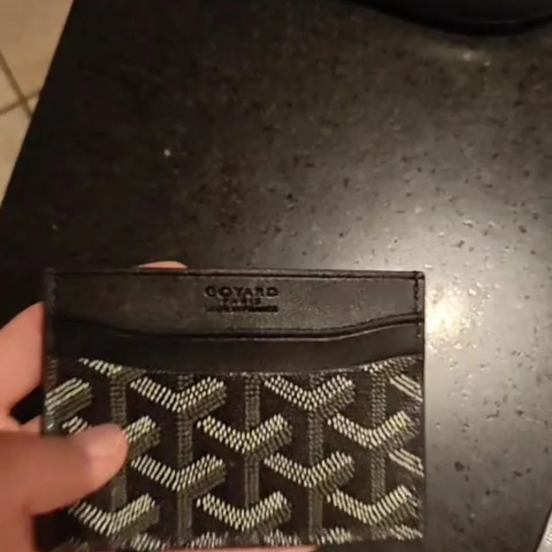 Svart plånbok med mönster