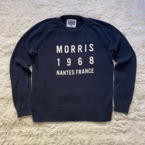 Mörkblå Morris tröja - Skick 8,5/10, Inga tydliga defekter. Storlek: M vilket passar 170-180cm. Gåva ingår vid köp!