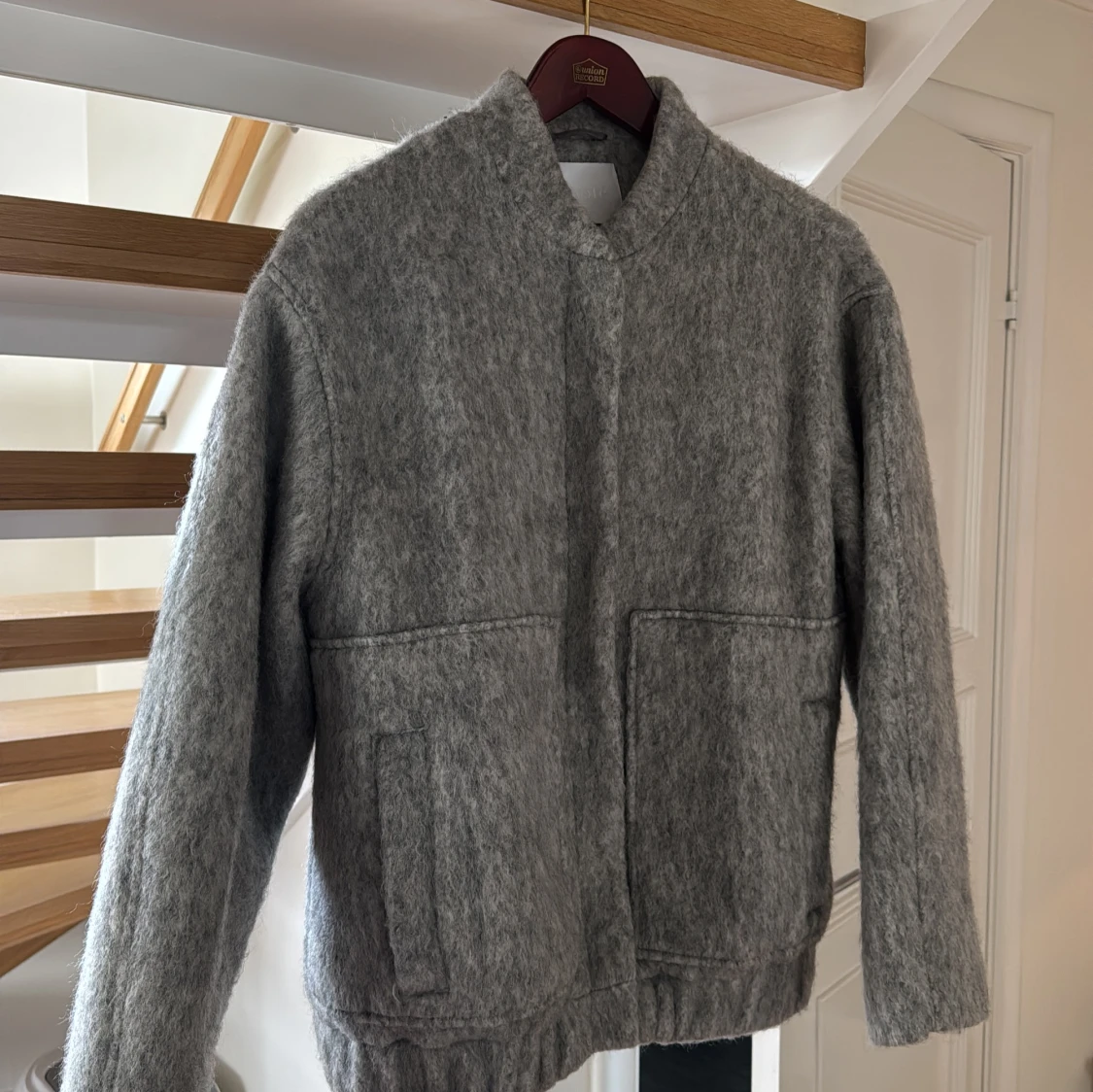 Grå ulljacka från Levete