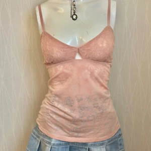 Ljusrosa spetslinne med blommönster - Lace rose top  Will fit M/L  Tag says M Kolla gärna på mina andra mina andra annonser