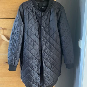 Svart vår/höstjacka - Svart längre jacka perfekt för våren eller hösten. Från Vero Moda, strl M. Knappt använd