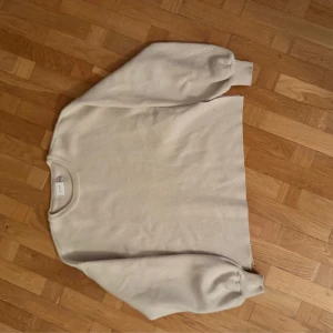 Fin tröja - Jättefin tröja i ett lite tjockare material. Passar både till vardags och fest. Den är lite nopprig men inget som syns tydligt, skriv för fler bilder eller frågor❣️