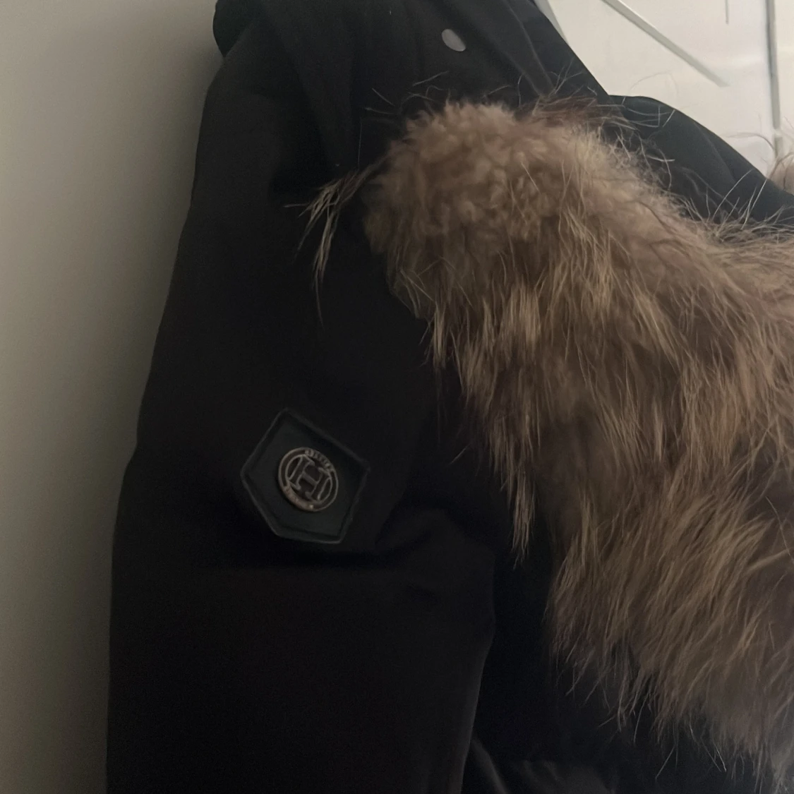 Svart dunjacka med päls från Hollies - 2