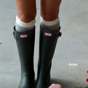 Intressekoll hunter stövlar🍁 - 💗!Intressekoll!💗på mina hunter stövlar. Storlek 37, använda typ en gång så nyskick. Står ett namn lite svagt i stöveln annars inga större defekter. Vid spännet finns lite sprickor i plasten (bild 5) Tryck ej köp nu! Bud från 900kr🍁Så snygga och perfekta till hösten. De är i en grön grå färg, glansiga