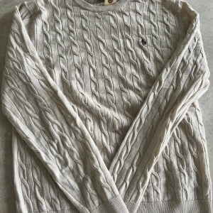 Kabelstickad Morris tröja - Säljer denna kabelstickad är tröja från Morris i storlek M och 100% merinoull. i bra skick. Pris 300kr. Har ett jätte litet hål i framsidan.