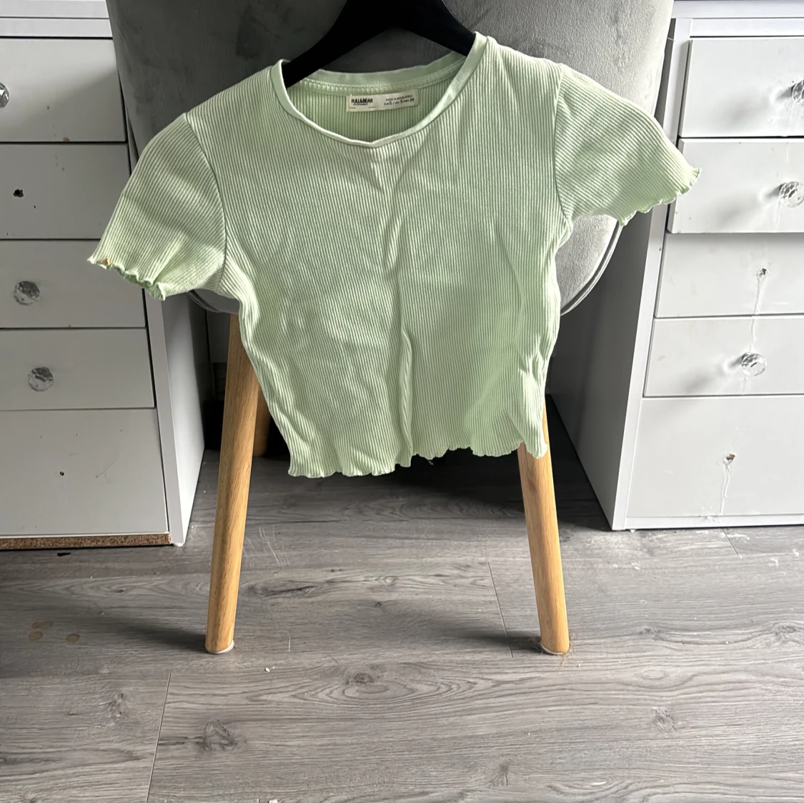Ljusgrön ribbad croppad topp
