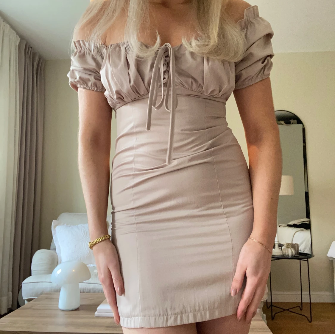 Superfin klänning med puffärmar  - 3