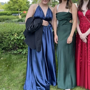 Marinblå klänning  - Säljer min fina balklänning från ivory field, använd på balen så den är i jättebra skick. Inga skador eller märken och köpt för 2000🩷