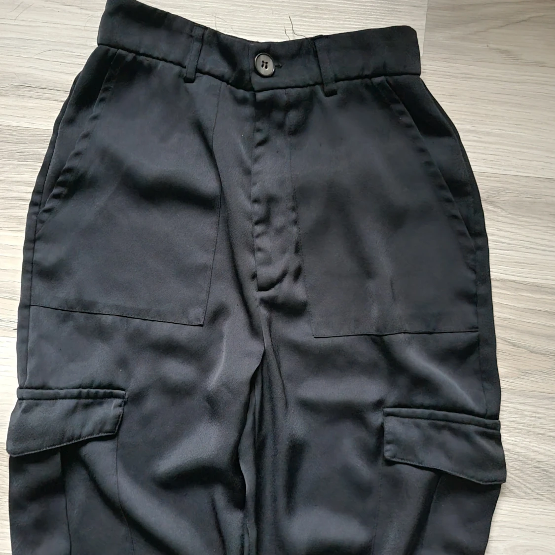 Svarta cargopants från BikBok, strl 34 - 3