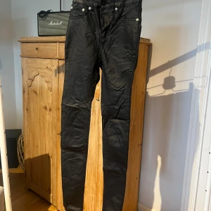 Skinny jeans  - Skinny jeans i skinn/ lack modellen är snake 