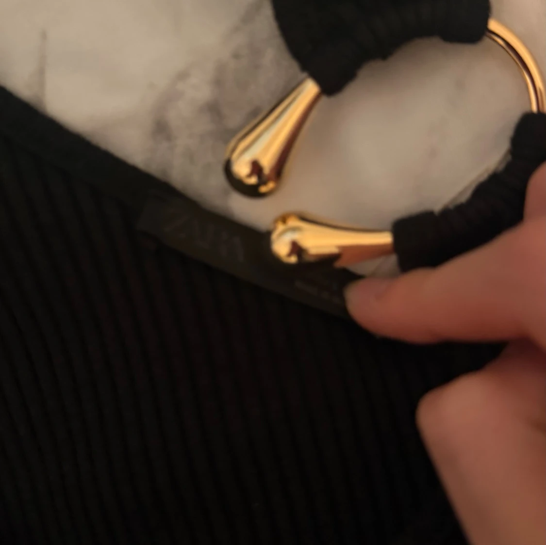 Svart ribbad oneshoulder topp från Zara - 2