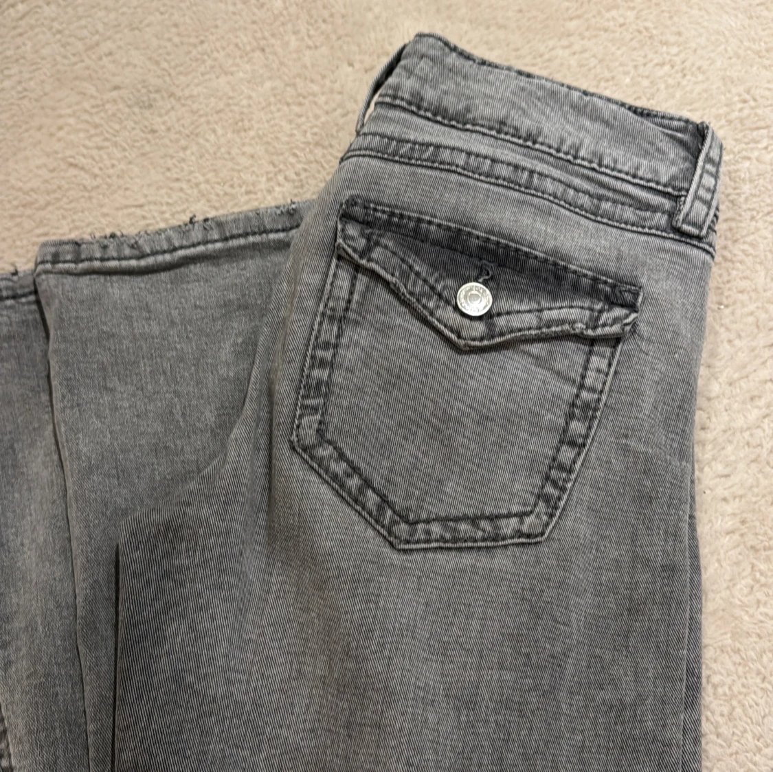 Grå bootcut jeans från Gina Tricot - 2