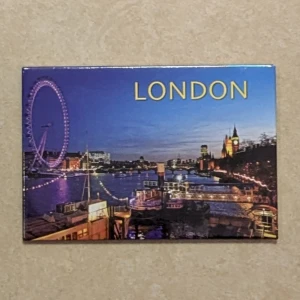 London Souvenir Magnet - Färgglad kylskåpsmagnet med ett nattmotiv av London, inklusive London Eye och Big Ben. Perfekt som souvenir eller present. Magneten är i gott skick utan synliga defekter eller slitage.