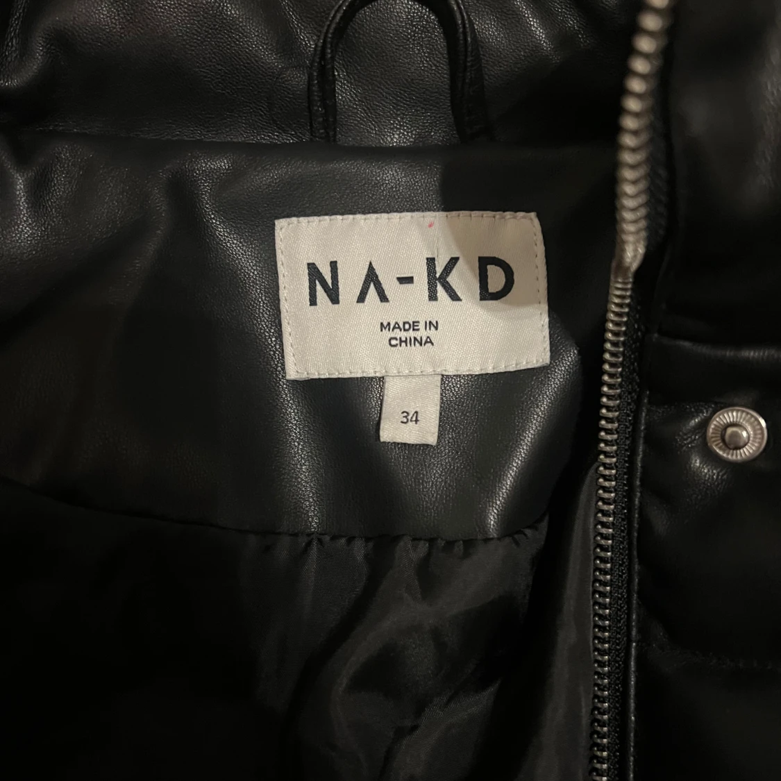 Svart pufferjacka i skinnimitation NA-KD - 2