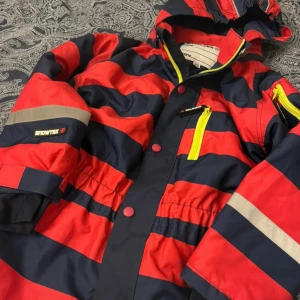 Overall för både kille och tjej - Bekväm overall, ser ut som ny, mycket bra skick Originalpris: 1399kr