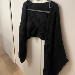 Croppad stickad kofta - Använt den rejält. Men värt priset!!!! 