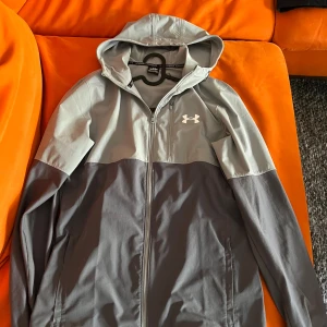 Under armour vanish jacka - Säljer en under armour jacka som inte går att köpa längre,passar m också