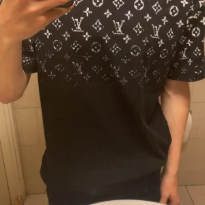 t shirt - svart monogram t shirt