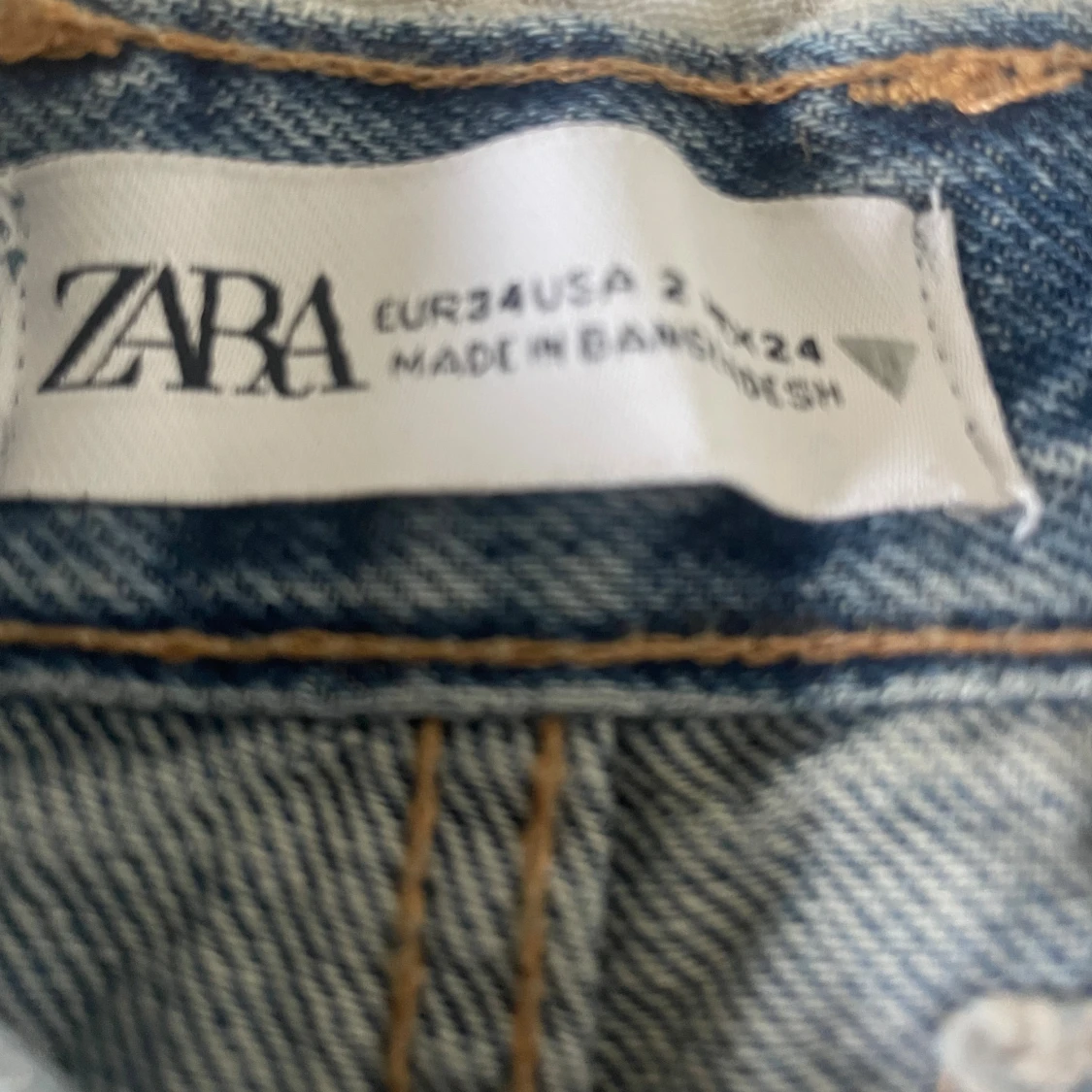 Blå slitna jeansshorts från Zara - 1