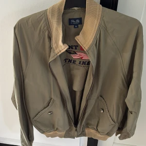 Dun jacka - säljer denna härliga dun jackan då den ej kommer till användning. Det är en gant grön dun jacka i storlek m i bra skick. 