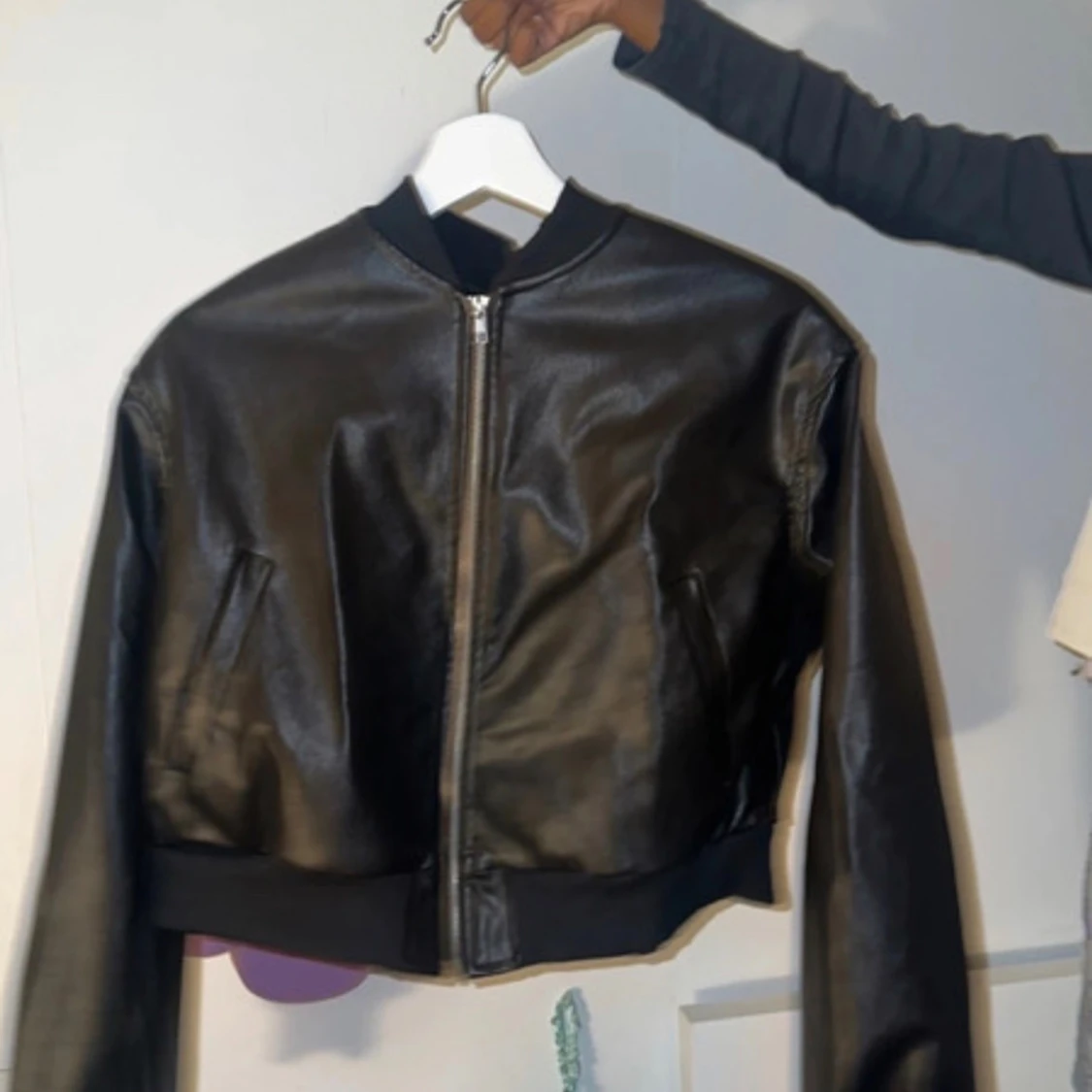 Svart skinn bomberjacka med dragkedja