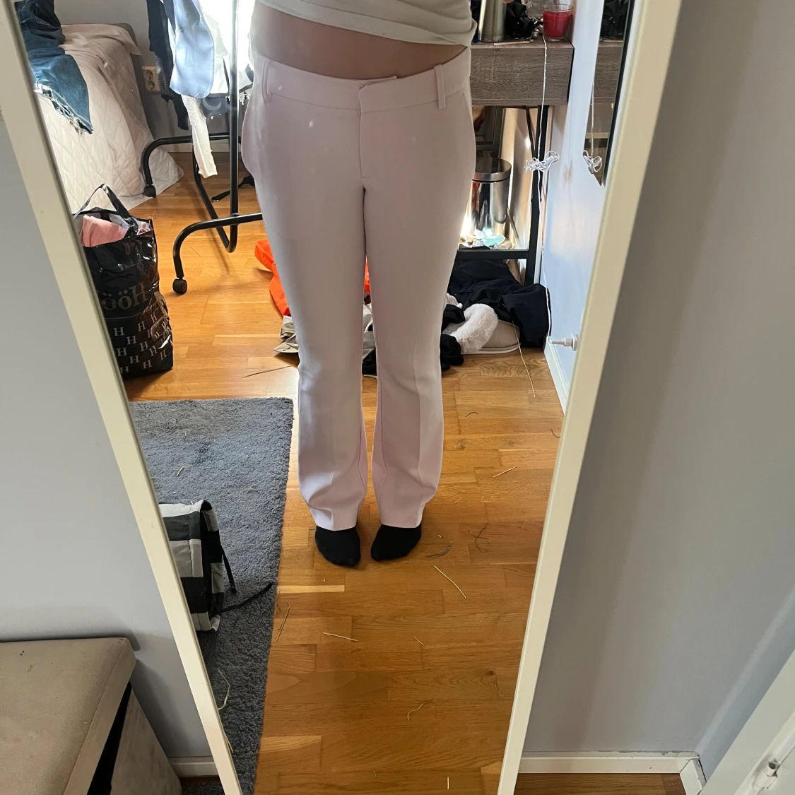 Ljusrosa kostymbyxor från BikBok