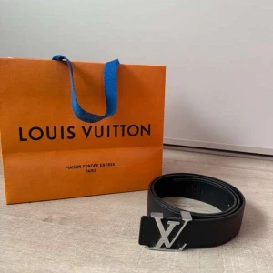 Svart Louis Vuitton bälte - Säljer nu mitt lv bälte som jag köpt från luxurio secret i somras, som störst på Instagram. Köpt för 3800kr använt nån gång enbart köpte det för att ha på min studentbal, säljs nu för att ja enbart köpte de för de ”fina ” stunderna, för dyrt rättare sagt. Priset är inte hugget i sten, mer bilder osv går såklart å få!