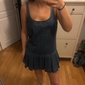Jeansklänning  - Superfin jeansklänning från Zara som är helt oanvänd💕💕