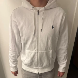Zip hoodie  - Använd enstaka gånger, jättebra skick, köptes för 1916kr på 20% rabbat ny pris 2395kr, Modellen på bilden bär storlek M och är 176 cm lång. kom dm för fler frågor och pris. 
