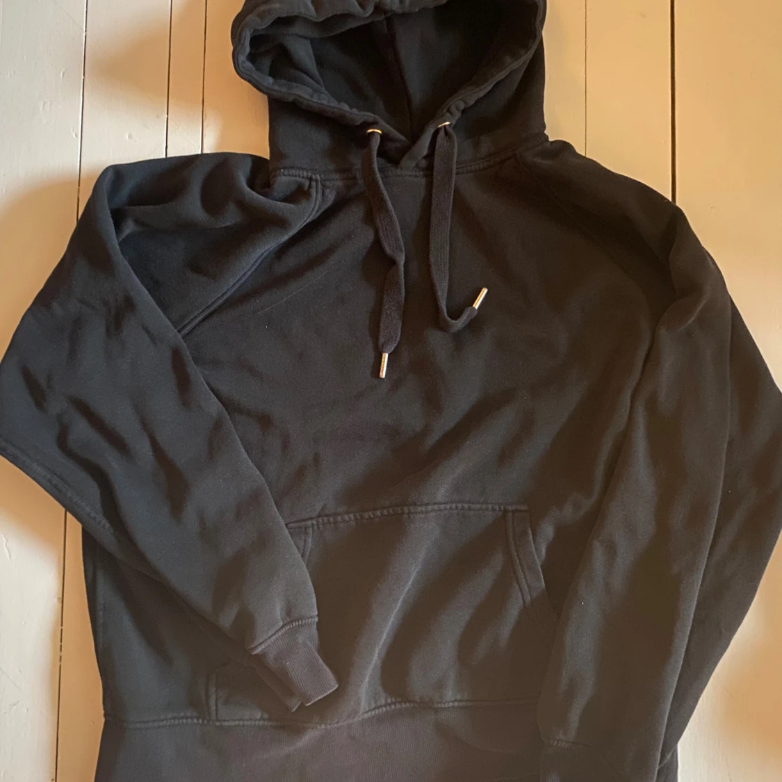 Svart hoodie