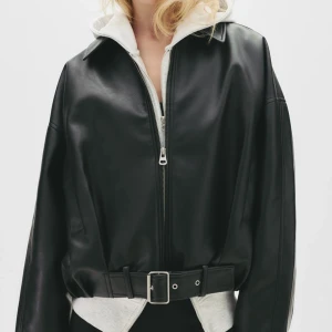 Pull and bear jacka - Köpte den nyligen prislapp och paket finns kvar , den passade inte mig därför vill jag sälja den