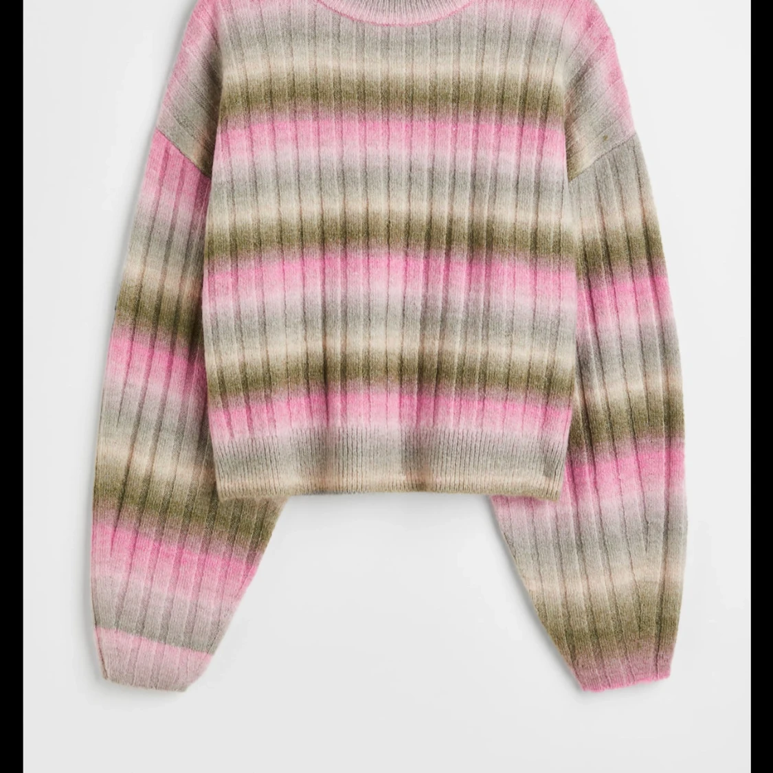 Randig stickad tröja i rosa och grått