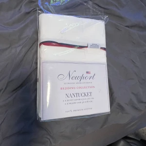 Newport sängkläder – Nantucket - Säljer ett helt nytt och oöppnat påslakanset från Newport – Nantucket Bedding Collection. Setet är i 100% premium bomull