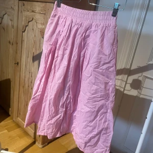 Ljusrosa långkjol med resårmidja - Superfin rosa kjol 