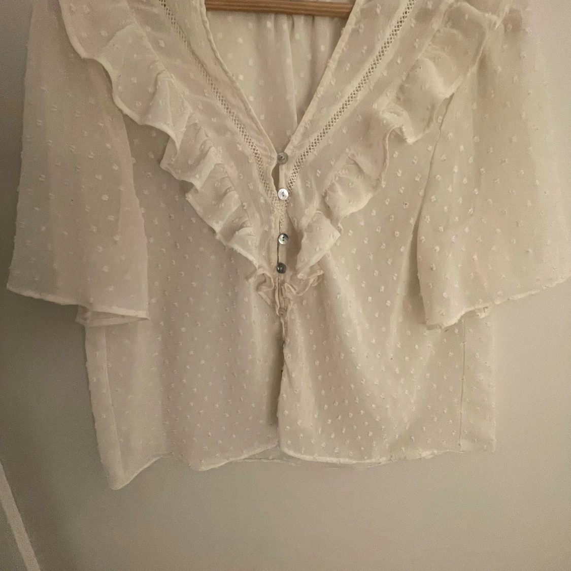 Vit blus med volang från Zara